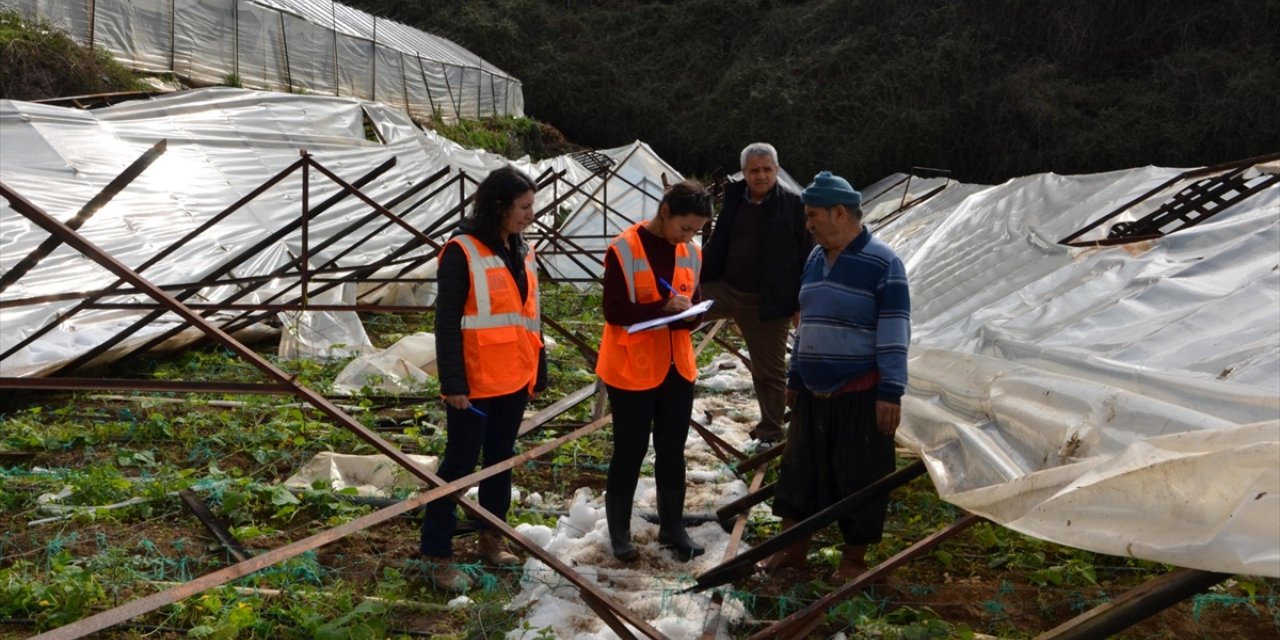 Antalya'da şiddetli yağıştan etkilenen bölgelerde ekiplerin çalışmaları sürüyor