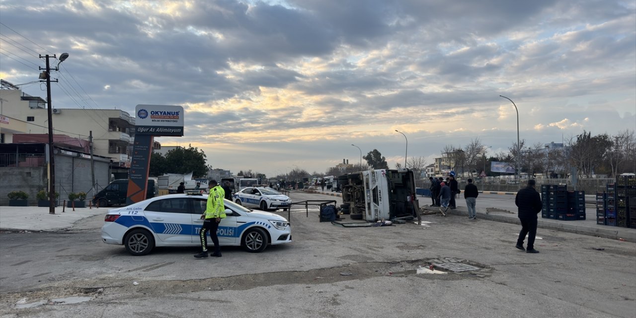 Adana'da tarım işçilerini taşıyan midibüsün devrilmesi sonucu 15 kişi yaralandı