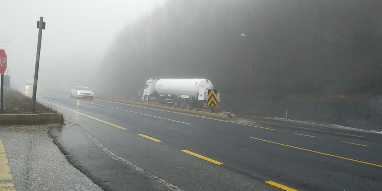 Bolu Dağı'nda sis görüş mesafesini düşürdü