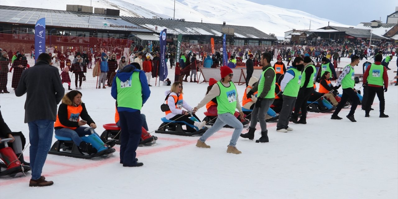 Erciyes'te eşler "Artık çekilmez oldun" sloganıyla kar üstünde yarıştı