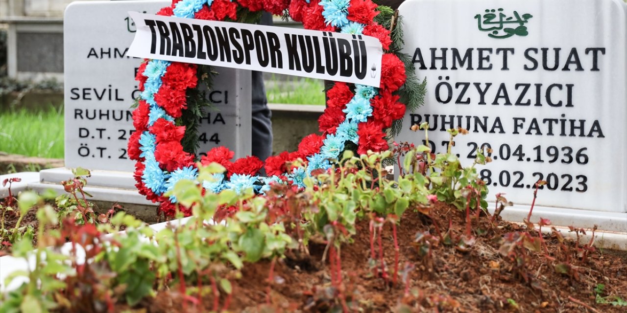 Ahmet Suat Özyazıcı, kabri başında anıldı