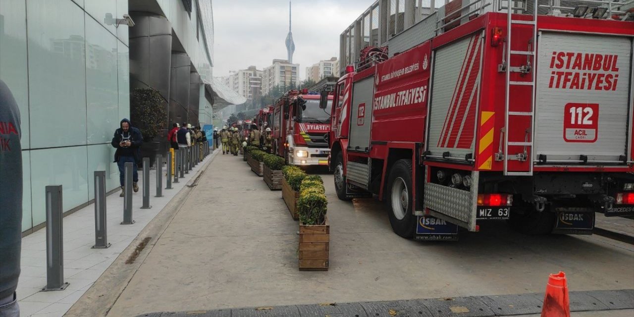 Üsküdar'da rezidansın otoparkındaki araçta çıkan yangın söndürüldü