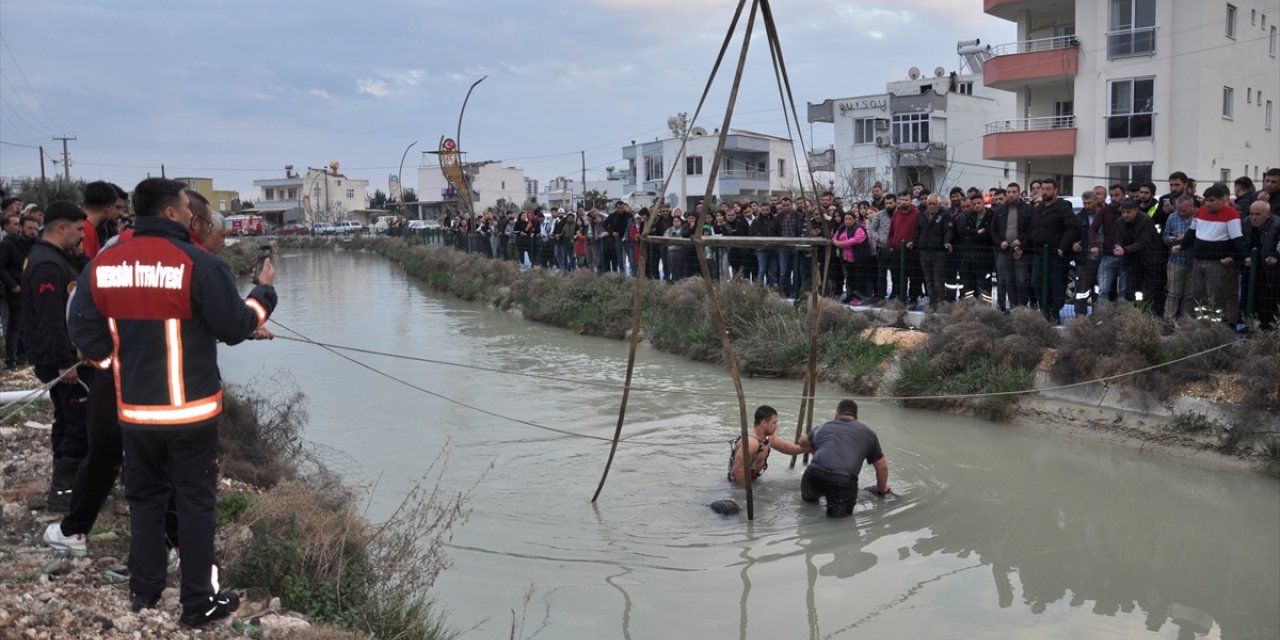 Mersin'de sulama kanalına devrilen hafif ticari aracın sürücüsü öldü