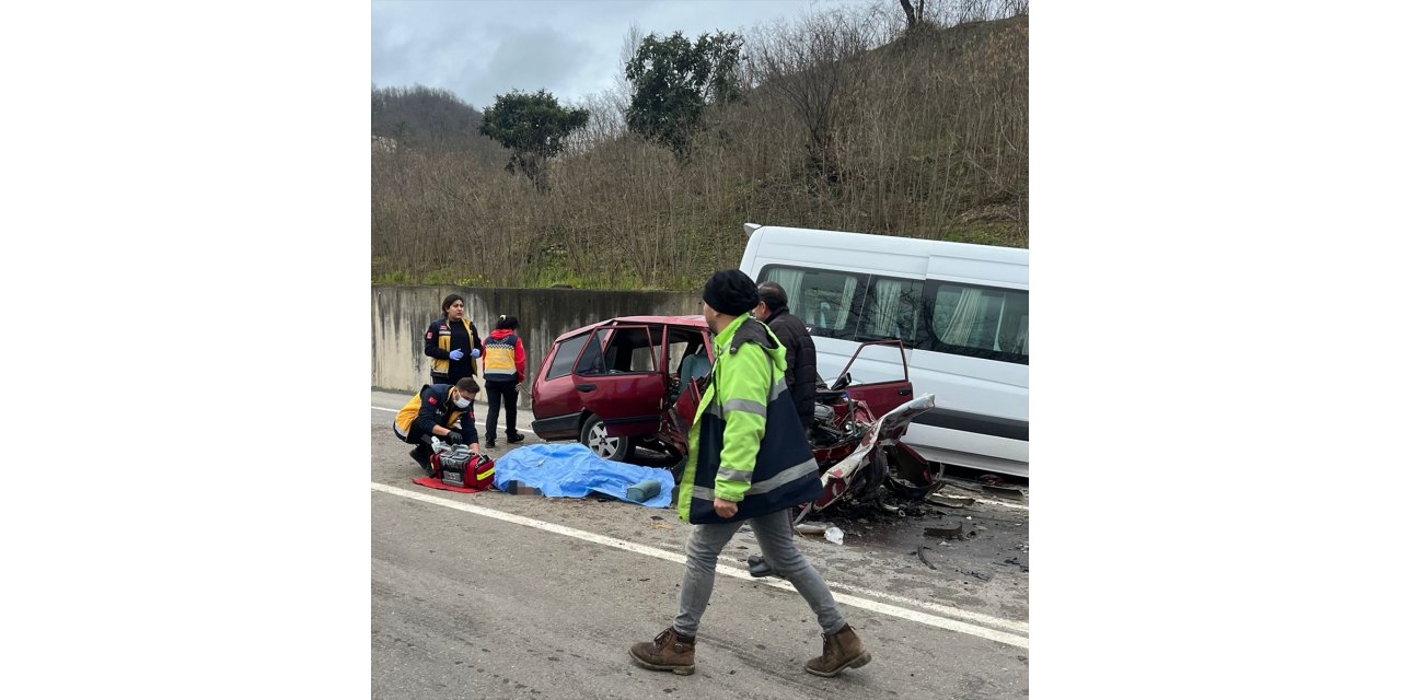 Ordu'da otomobil ile minibüsün çarpıştığı kazada 2 kişi öldü, 1 kişi yaralandı