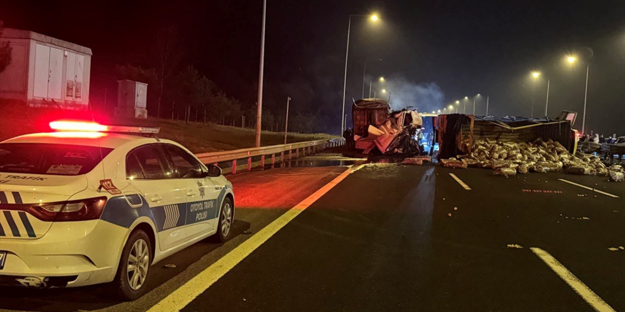 Anadolu Otoyolu'nda ağır tonajlı araçların karıştığı kazada 2 kişi yaralandı