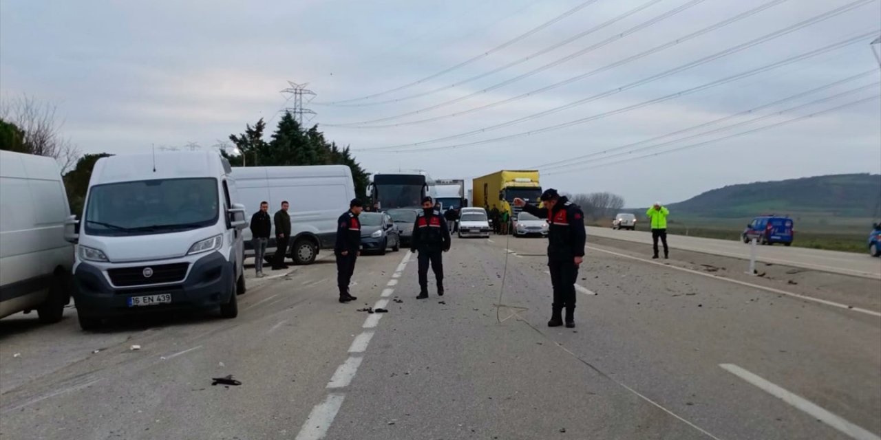 Balıkesir'de kamyonete arkadan çarpan otomobildeki 1 kişi öldü, 1 kişi yaralandı