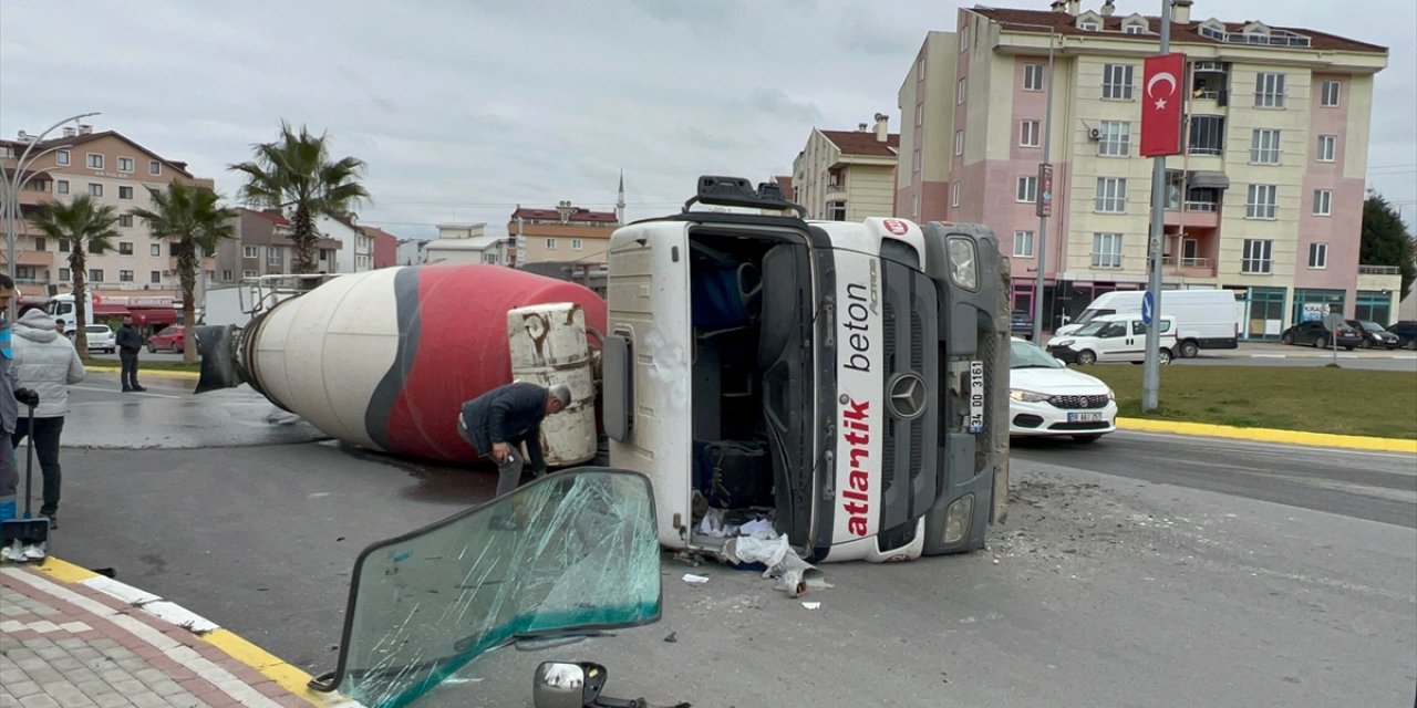 Kocaeli'de devrilen beton mikserinin sürücüsü yaralandı