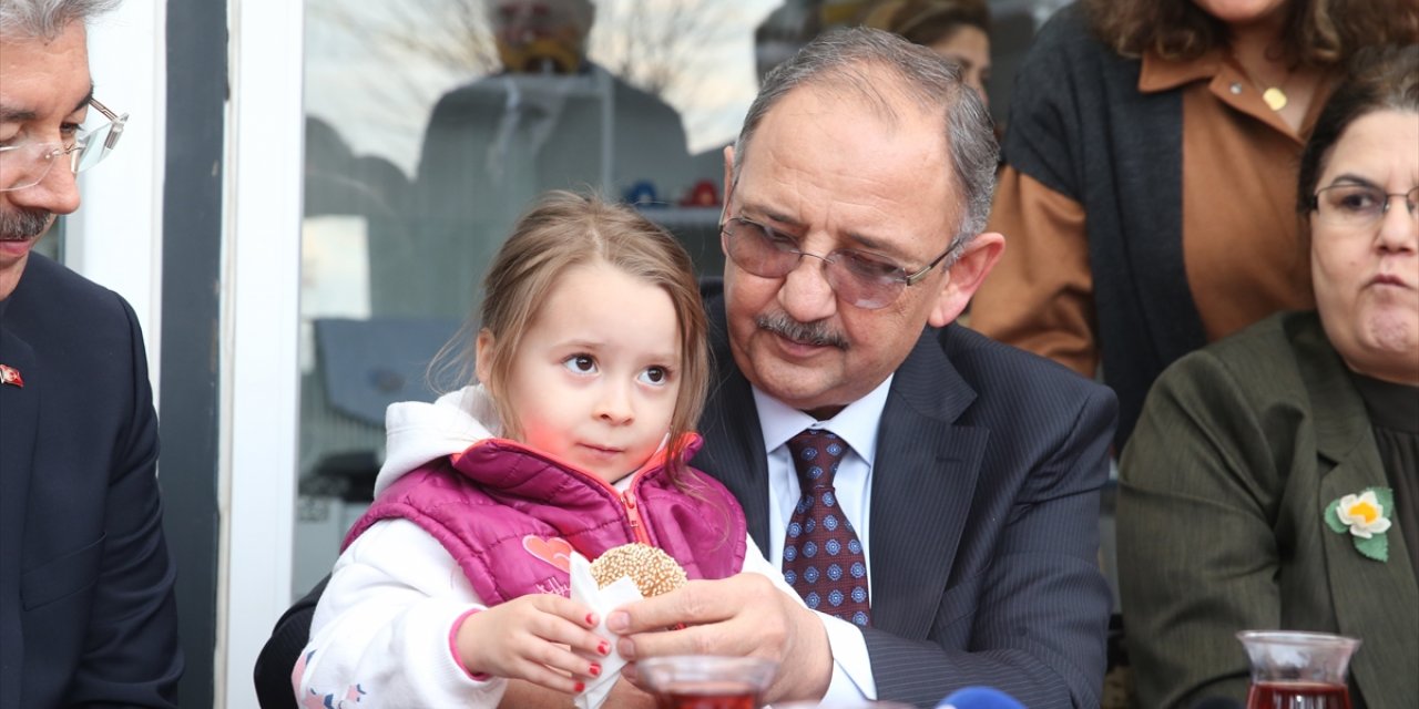 Bakan Özhaseki, Osmaniye'de depremzedelerle buluştu