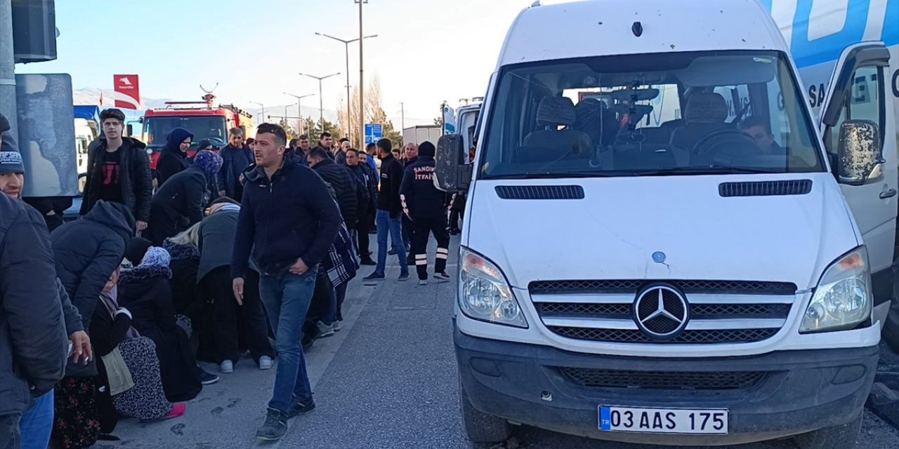 Afyonkarahisar'da minibüs ile tırın çarpışması sonucu 12 kişi yaralandı