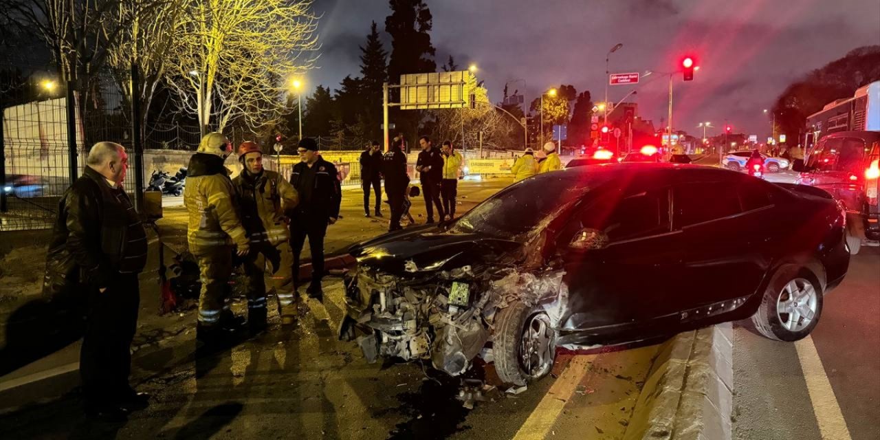 Eyüpsultan'da beton bariyerlere çarpan otomobilin sürücüsü yaralandı