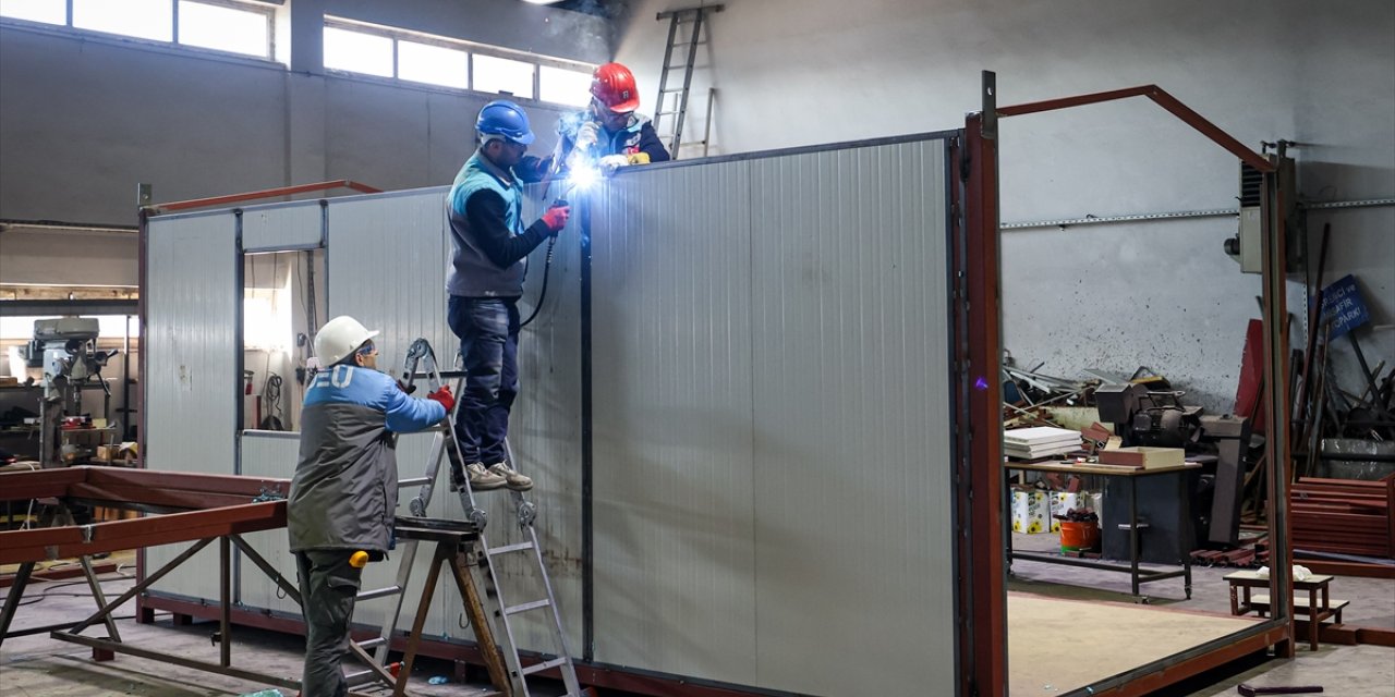 Dokuz Eylül Üniversitesinde deprem bölgesi için prefabrik yapı üretimi sürüyor