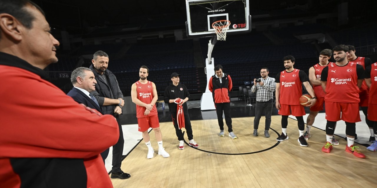 Bakan Bak’tan A Milli Erkek Basketbol Takımı’na destek: