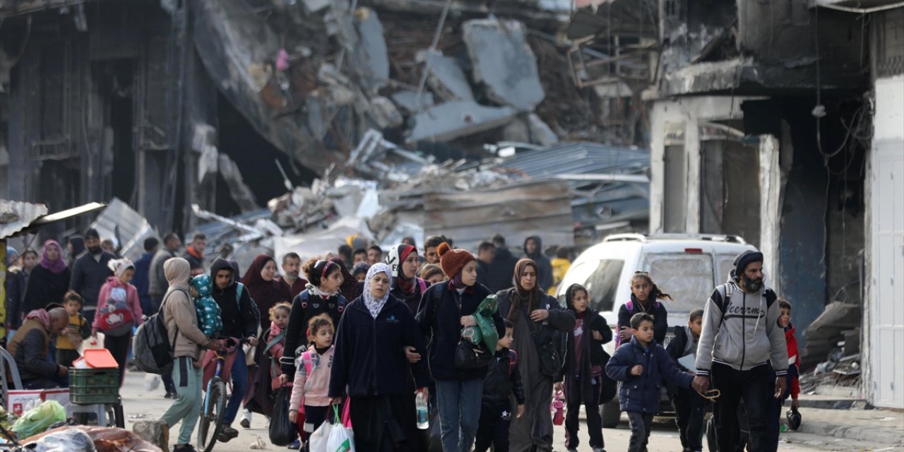 İsrail'in kıtlığa sürüklediği Gazze'nin kuzeyindeki Filistinliler yerlerinden olmaya devam ediyor