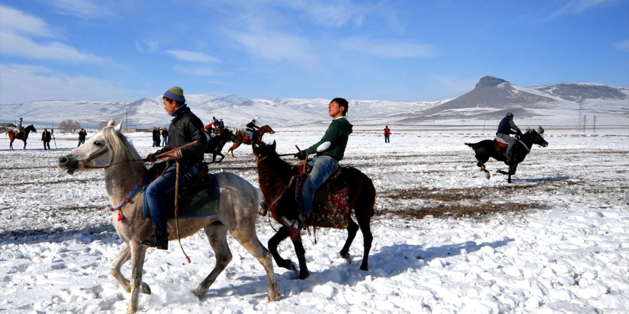 Kars'ta gençler kar üstünde cirit oynadı