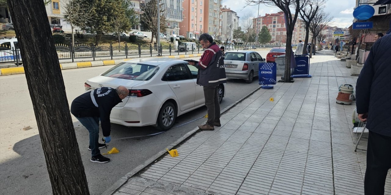 Çorum'da caddede silahlı saldırıya uğrayan kişi yaralandı