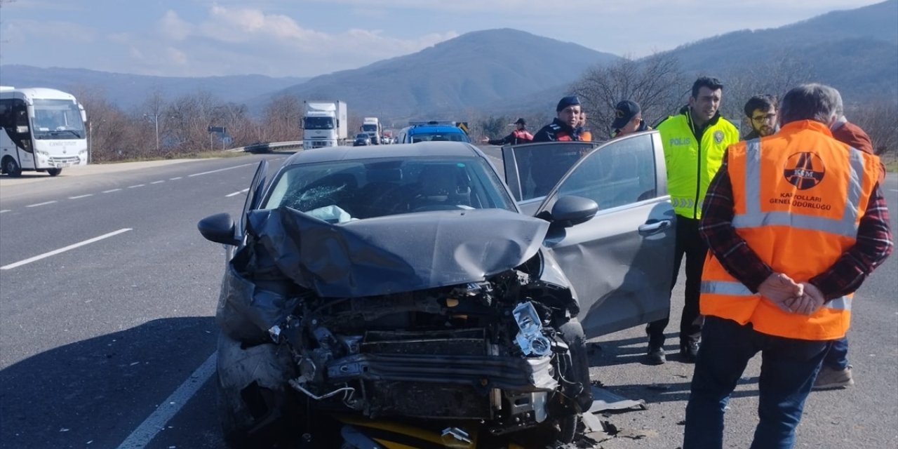 Bursa'da iki otomobilin çarpıştığı kazada 5 kişi yaralandı