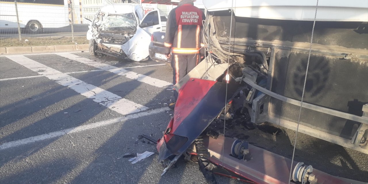 Malatya'da trafik kazasında 1 çocuk öldü, 2 kişi yaralandı