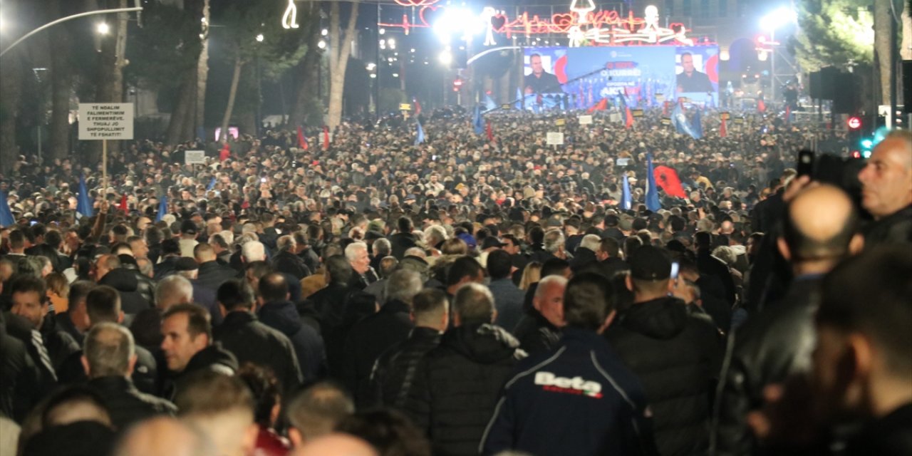 Arnavutluk'ta "ya bugün ya hiç" sloganıyla protesto gösterisi düzenlendi