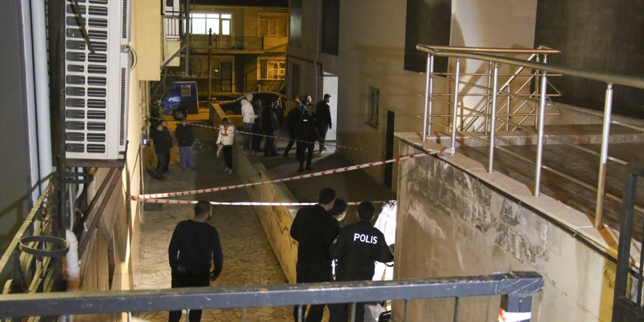 Uşak'ta bir kişi apartmanın önünde ölü bulundu
