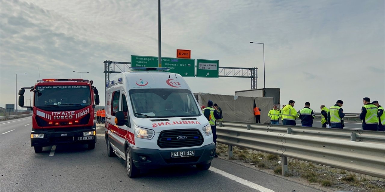 Kocaeli'de devrilen tırın sürücüsü ağır yaralandı