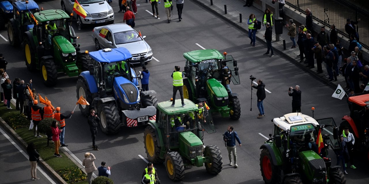 İspanyol çiftçiler, Madrid'de traktörleriyle yolları kapattı