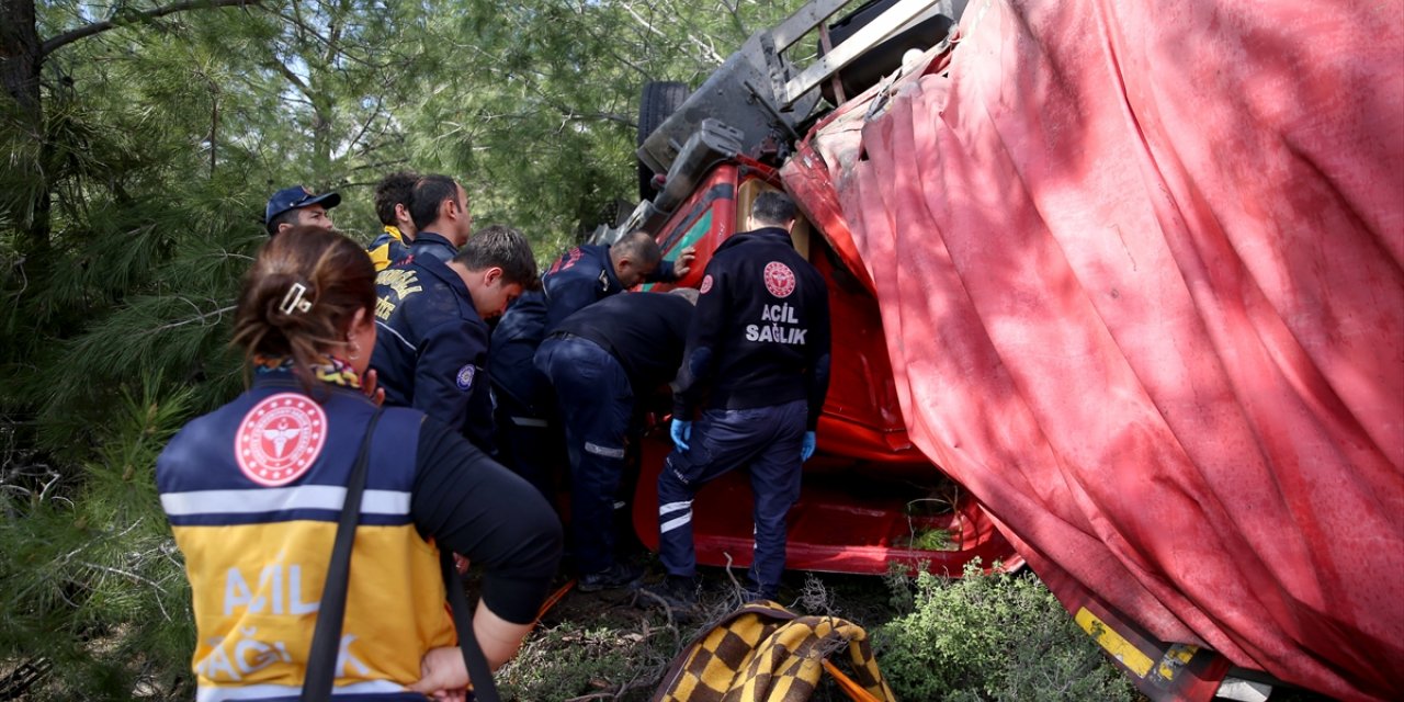 GÜNCELLEME - Muğla'da ormanlık alana devrilen kamyonun sürücüsü öldü