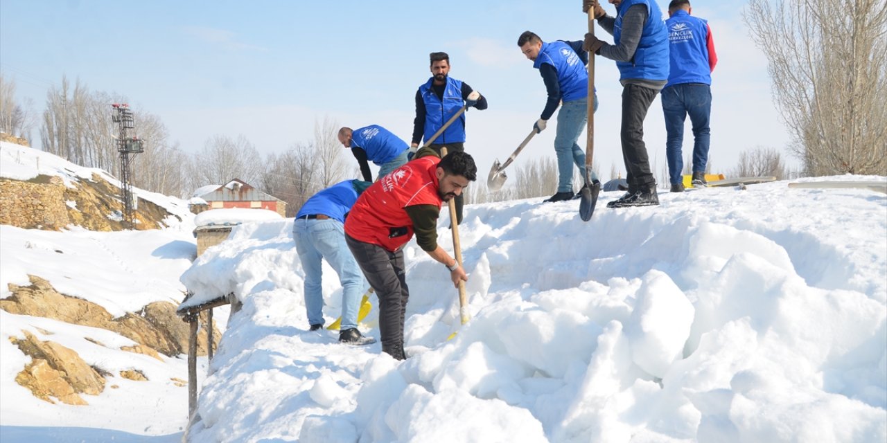 Hakkari'de gönüllü gençler yaşlı çiftin evinin damında biriken karı temizledi