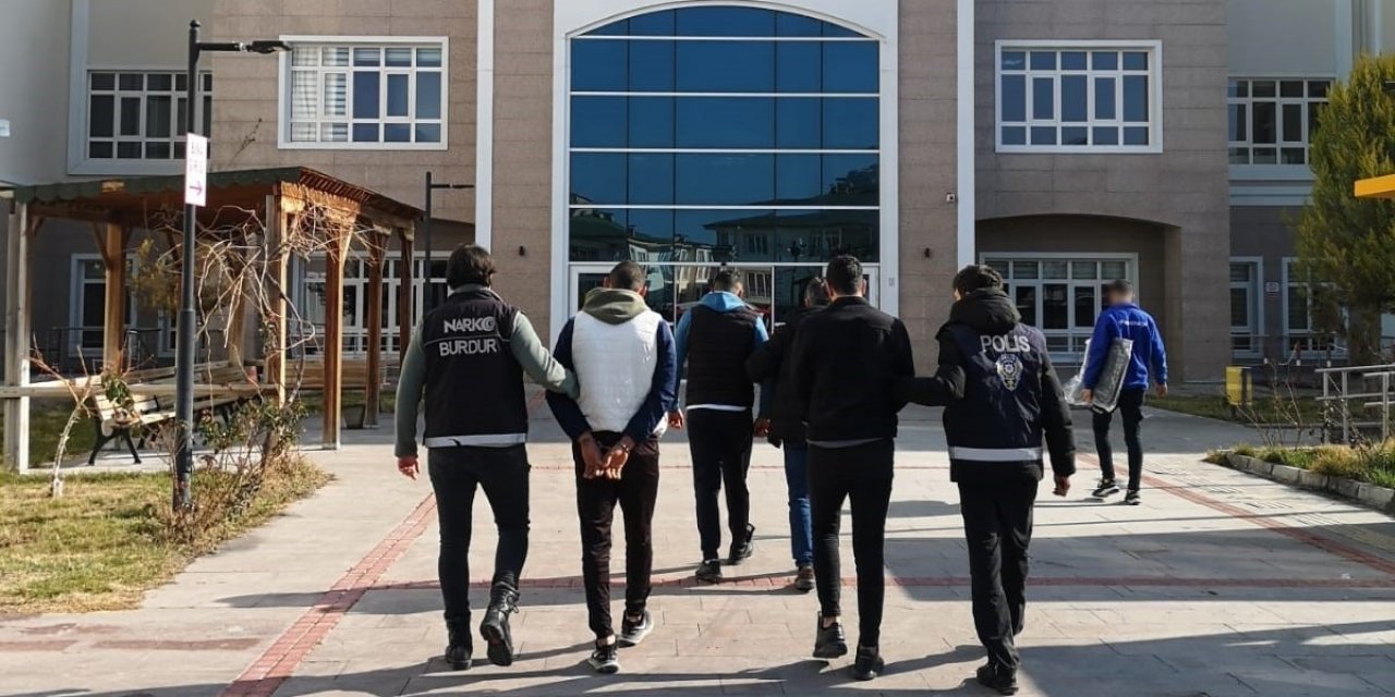 Burdur'da uyuşturucu operasyonunda yakalanan 3 zanlıdan biri tutuklandı