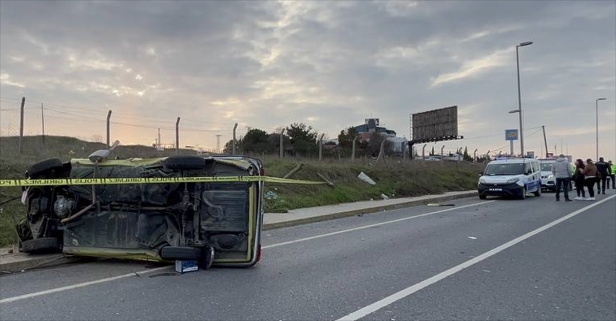 Silivri'de direğe çarparak takla atan otomobilin sürücüsü öldü