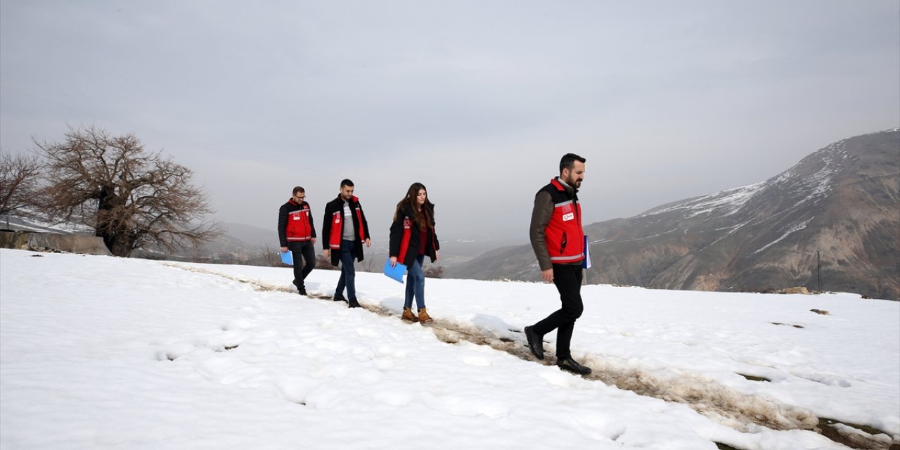 Muş'ta karlı yolları aşıp ziyaret ettikleri ailelerin ihtiyaçlarını belirliyorlar