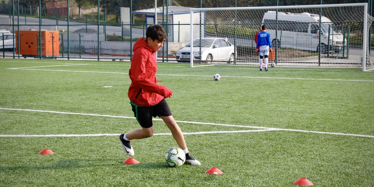 Depremde annesini, babasını, kardeşini kaybeden Hüseyin, futbolla hayata tutunuyor