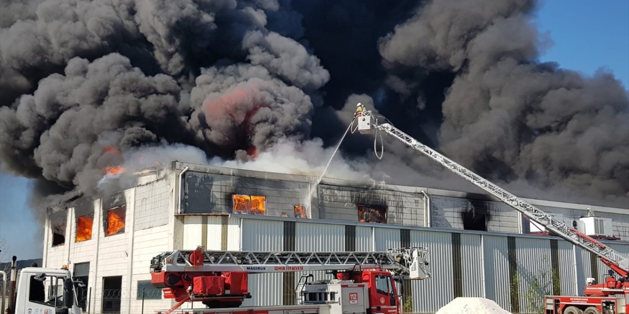 İzmir'de narenciye deposunda çıkan yangın kontrol altına alındı