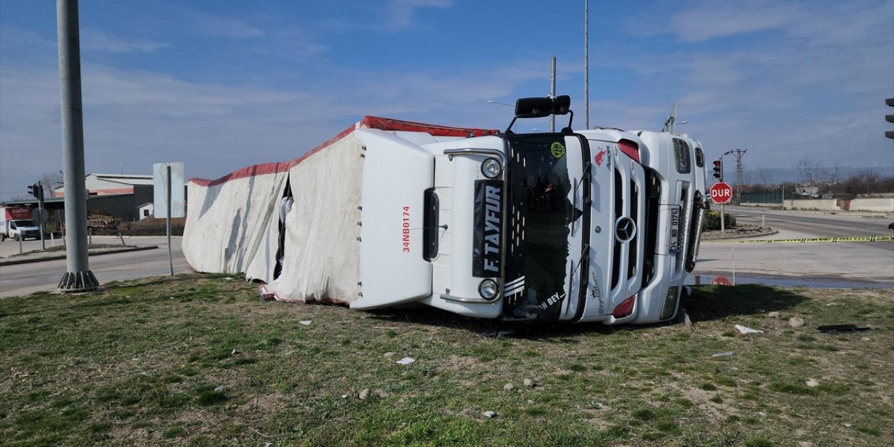 Amasya'da devrilen tırın sürücüsü yaralandı