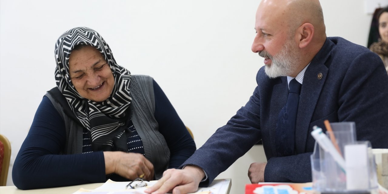 Kayseri'de belediyenin kurslarında Gazzeli bebekler için hastane seti dikiliyor