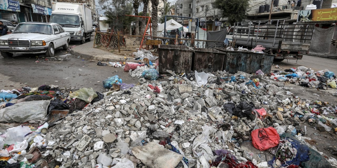İsrail saldırıları nedeniyle Gazze'de biriken çöp ve atıklar, sağlık risklerini artırıyor