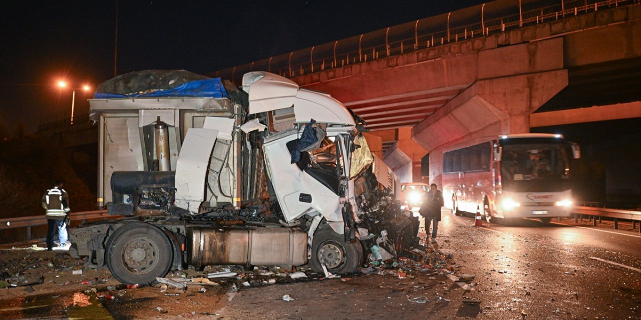 Ankara'da 4 tırın karıştığı zincirleme kazada 1 kişi yaralandı