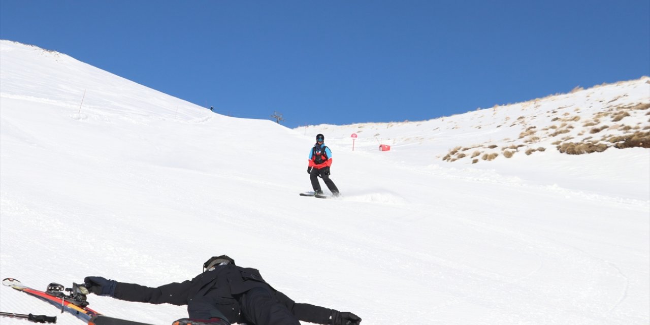 Erciyes'in pist güvenliği timi yaralanan kayakseverlerin yardımına koşuyor