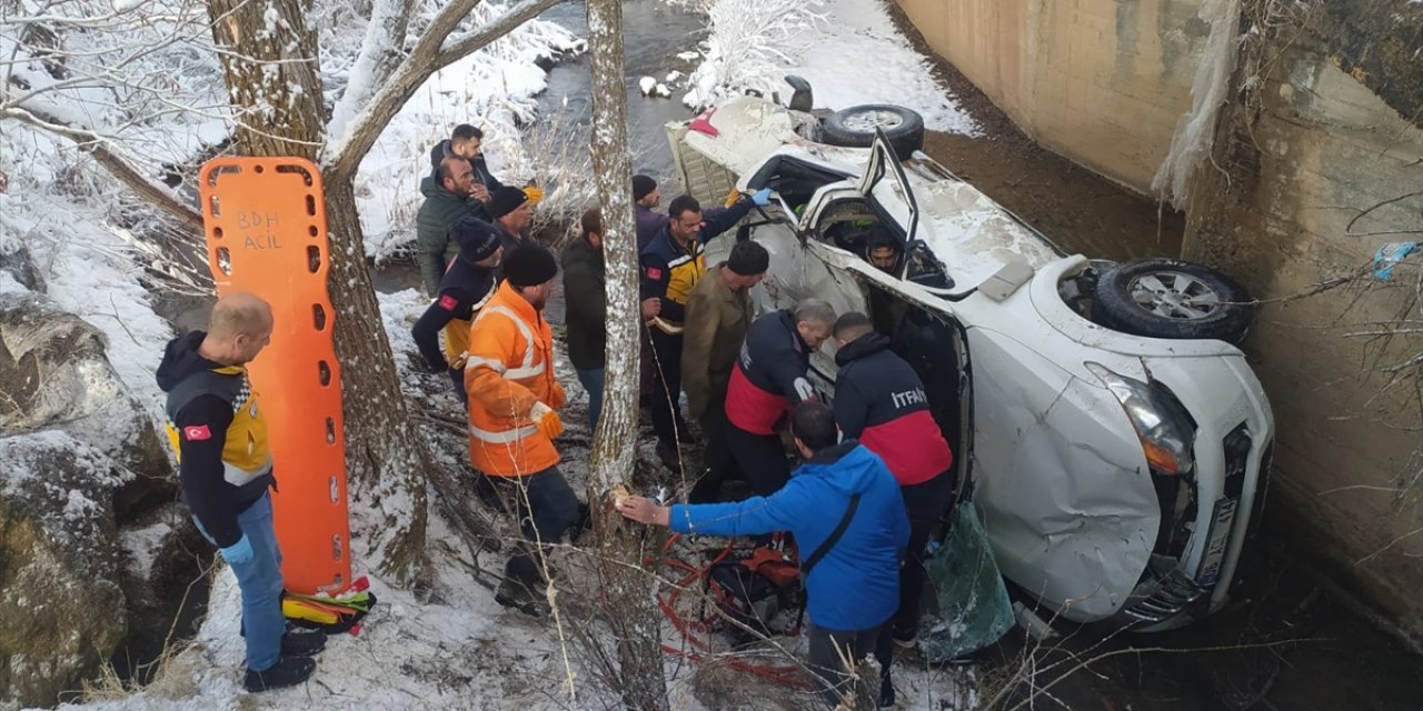 Bayburt'ta şarampole devrilen kamyonetteki 3 kişi yaralandı