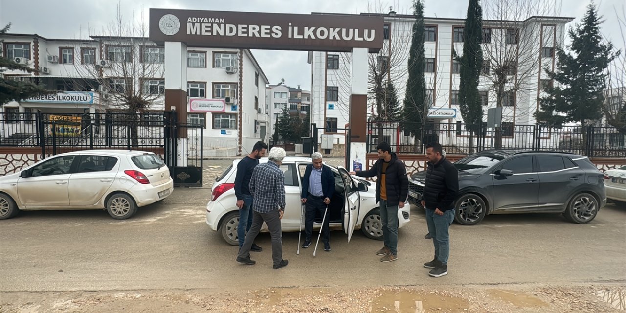 Depremde iki bacağını kaybeden okul müdürü görevine başladı