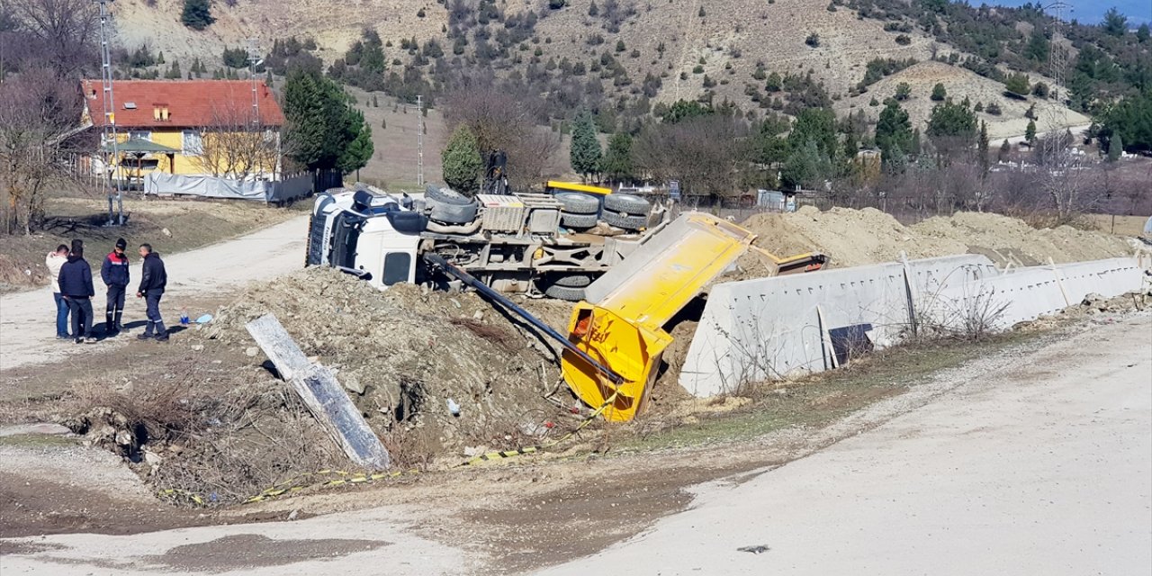 Karabük'te devrilen hafriyat kamyonunun sürücüsü yaralandı