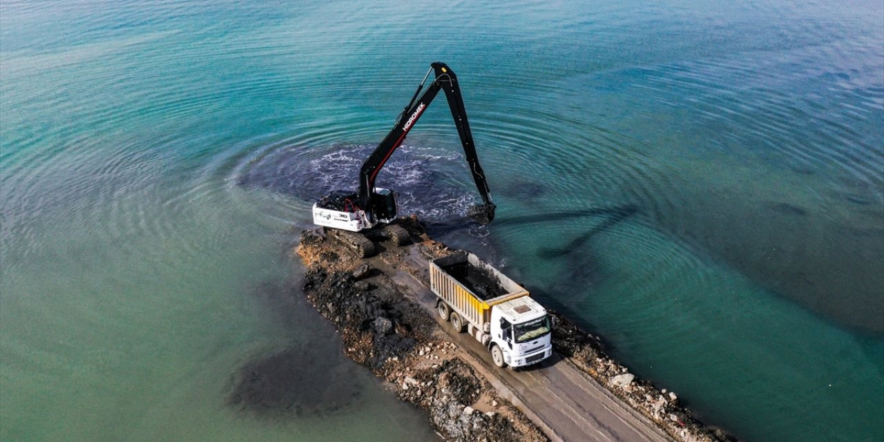 Van Gölü'nün zemininden 1 milyon 600 bin metreküp dip çamuru ve balçık çıkarıldı