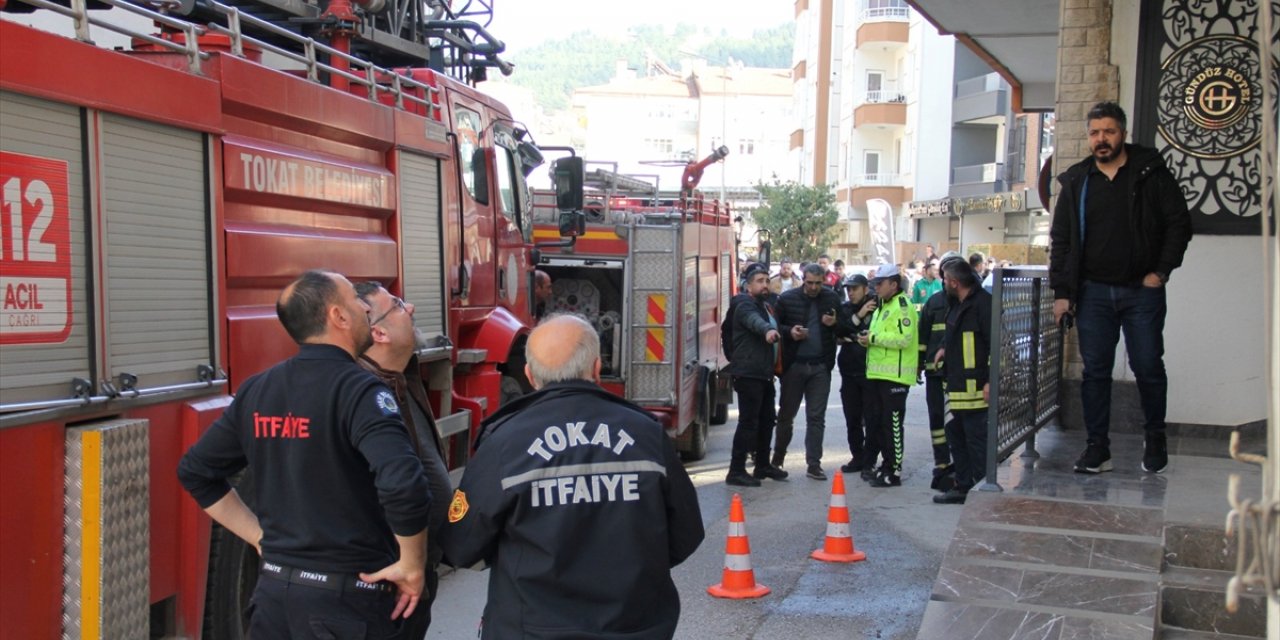 Tokat'ta otel odasındaki yangın sırasında camdan atlayan kişi ağır yaralandı