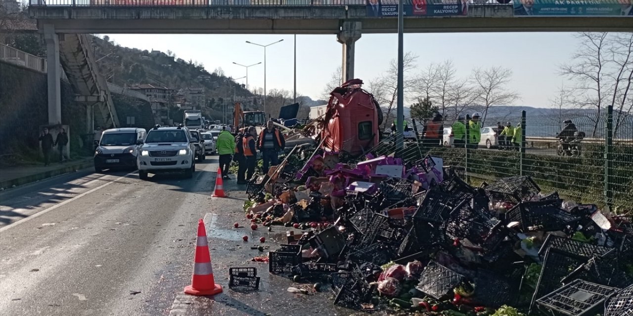 Trabzon'da tırın üst geçidin beton ayağına çarptığı kazada sürücü öldü