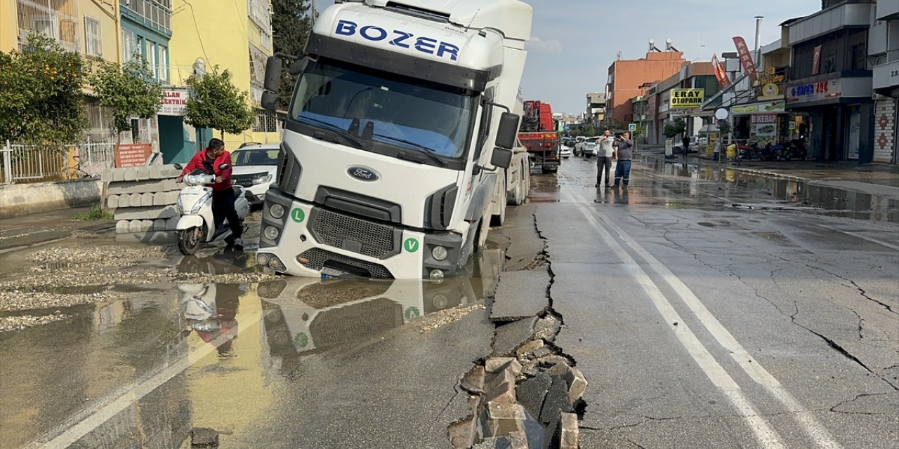 Adana'da tır, su borusunun patlamasıyla oluşan çukura düştü