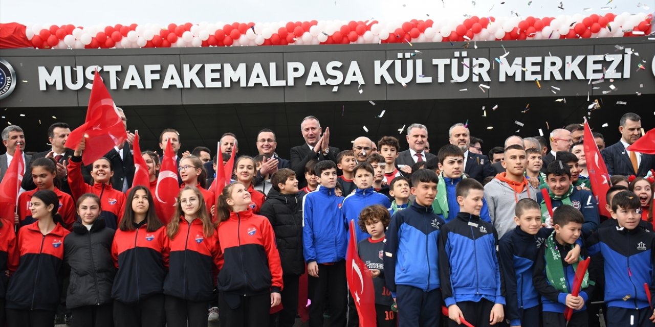 Bakan Bak, Mustafakemalpaşa Kültür Merkezi ve Spor Tesisleri'nin açılışında konuştu: