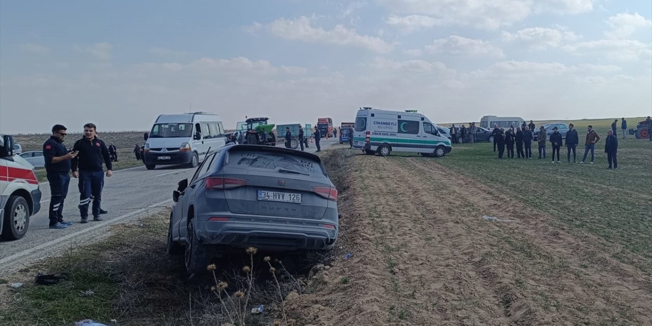 Konya'da traktörle çarpışan otomobildeki 2 kişi öldü, 3 kişi yaralandı