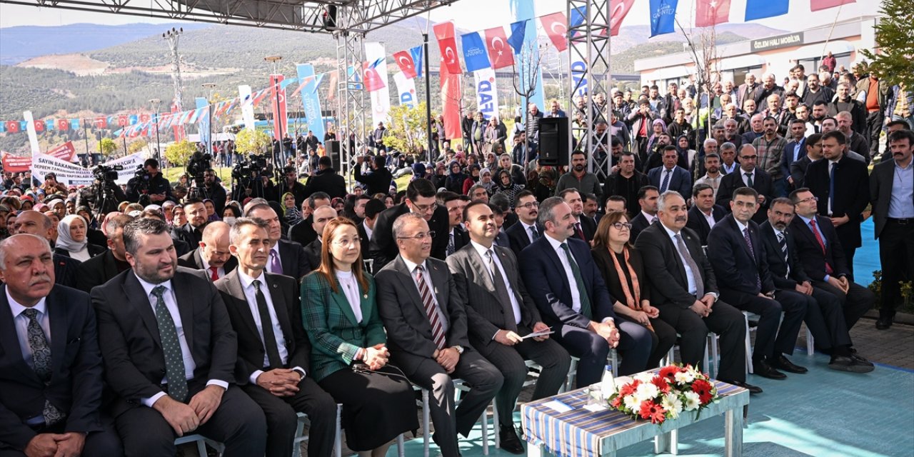 Sanayi ve Teknoloji Bakanı Kacır, Gaziantep'te Alper Gezeravcı'yla birlikte öğrencilerle buluştu: