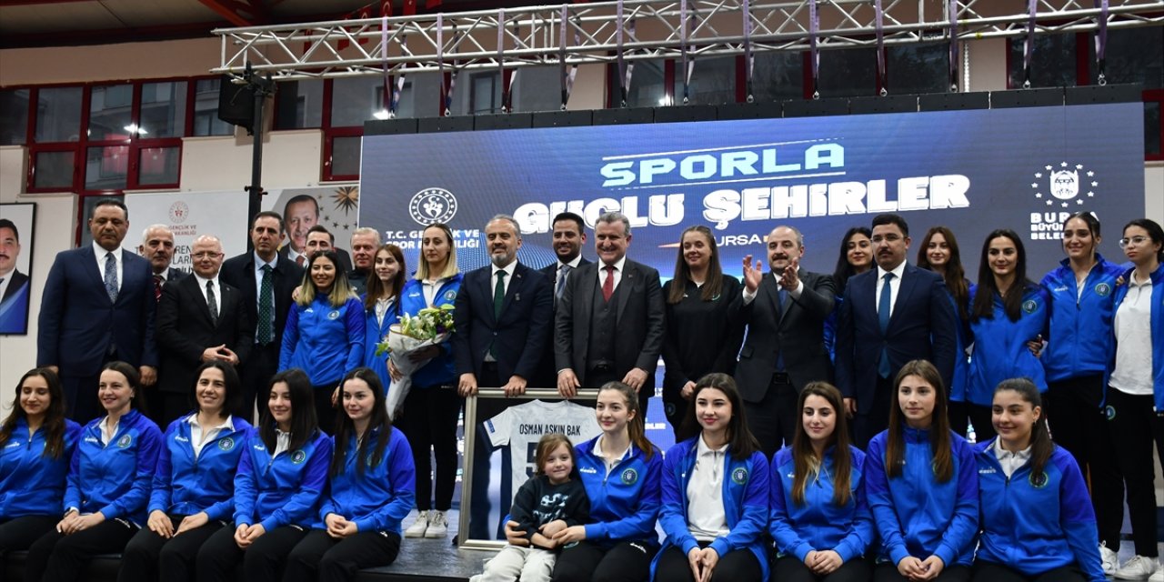 Gençlik ve Spor Bakanı Bak, Bursa'da sporcularla bir araya geldi: