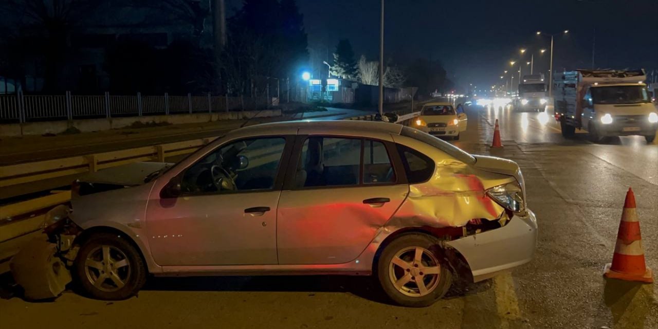 Kocaeli'de bariyere çarpan otomobildeki 3 kişi yaralandı