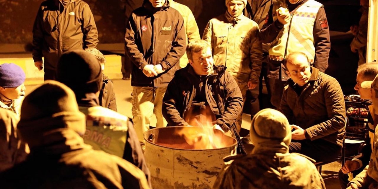 Erzincan Valisi Aydoğdu, toprak altında kalan işçilerin ailelerini ziyaret etti